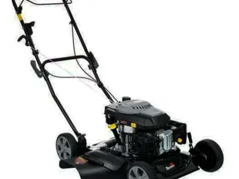 Cortador de grama a gasolina Toyama TLM510SM-60L visto de lado