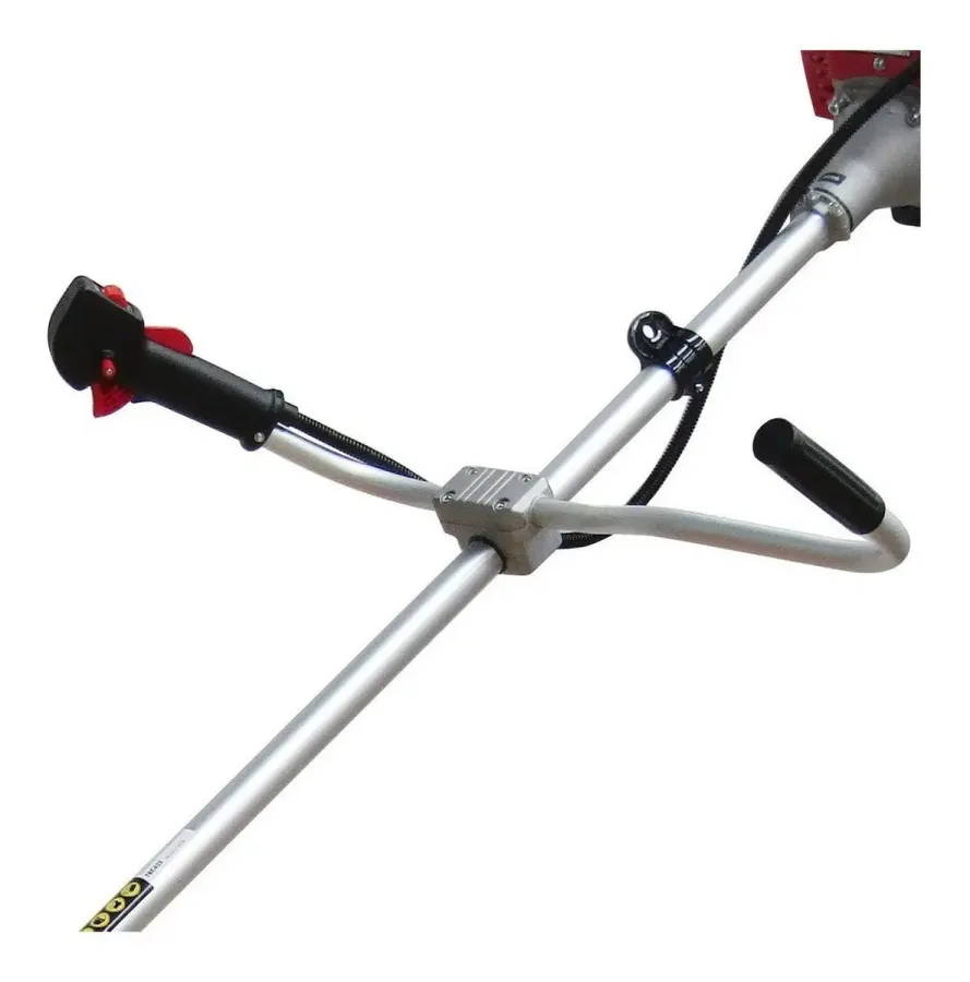 Detalhe do guidão tipo bicicleta e do acelerador da roçadeira Toyama TBC43X