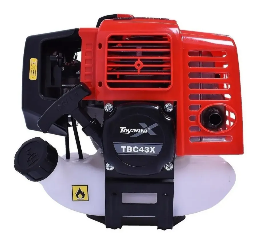 Detalhe do motor 2 tempos da roçadeira Toyama TBC43X, com o logo Toyama visível