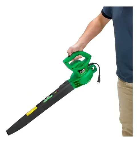 Pessoa segurando o soprador de folhas Garthen GSF-2000 pelo cabo