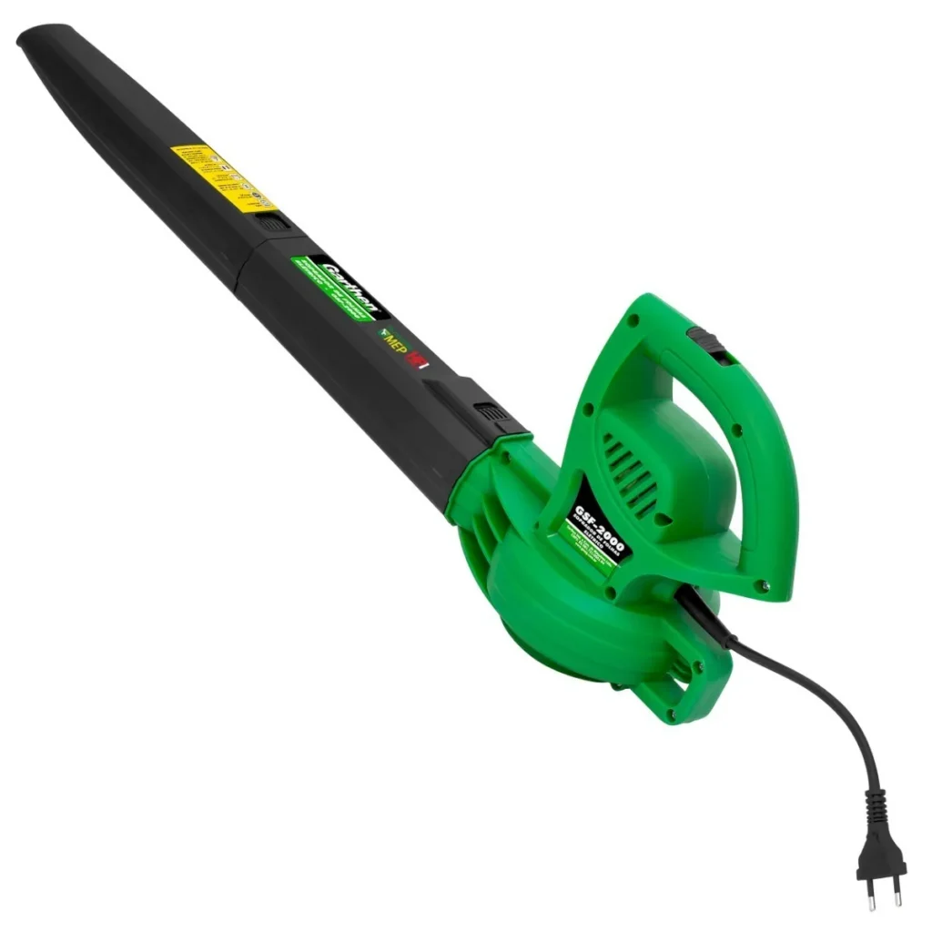 Soprador de folhas elétrico Garthen GSF-2000 na cor verde com bico extensor montado.